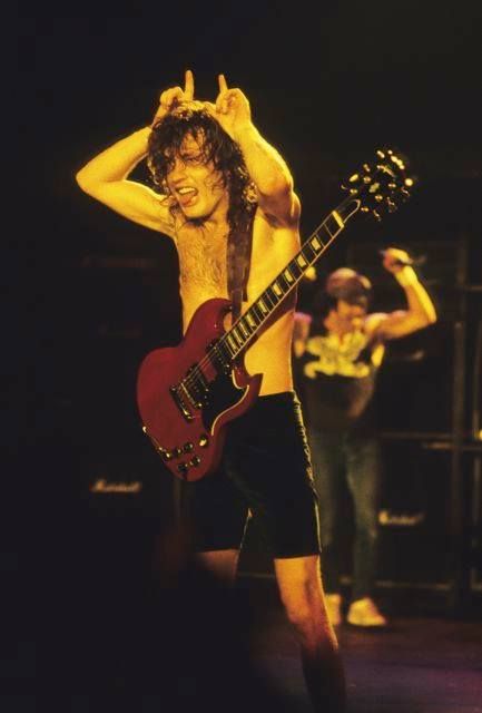 Angus Young, Guitar