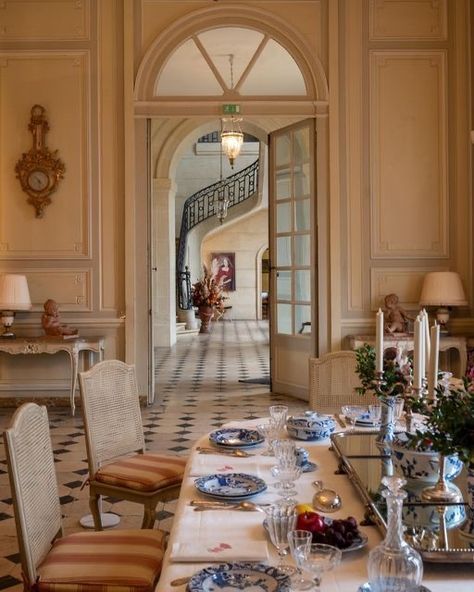 French Chateau Dining Room, Dining Room Mansion, Dinner Is, Parisian Style Home, French Salon, Nyc Townhouse, Traditional Chic, Painted Beds, Castle Home