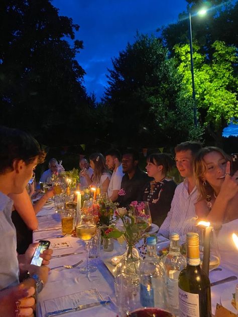 Lunch Garden Party, Garden Party Candles, Garden Party Evening, Summer Night Garden Party, Hosting Garden Party, Outside Garden Party, Garden Party With Friends, Garden Birthday Dinner Party, Friends Garden Party