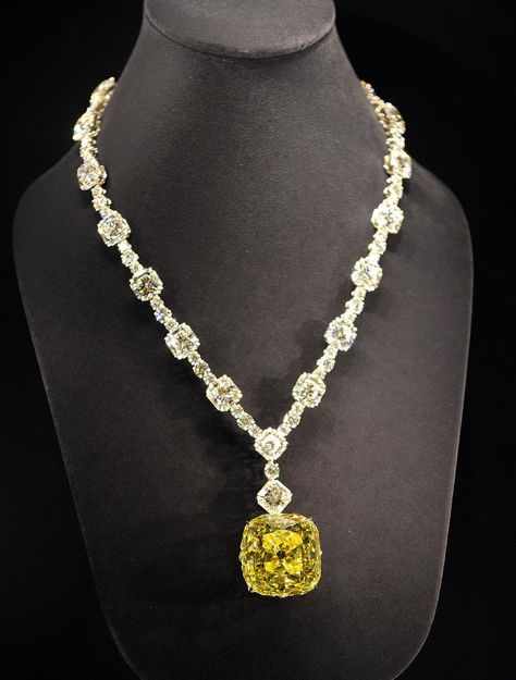 The 45 Most Gorgeous, Famous Gems of All Time - The Cut The Tiffany Diamond  In 1877, Tiffany & Co.'s iconic 128-carat yellow diamond was found in South Africa. It adorned Audrey Hepburn's neck while she was doing publicity photos for Breakfast at Tiffany's and, today, it’s on permanent display in the New York Fifth Avenue store. Yellow Diamond Necklace, Jewelry Tiffany, Tiffany Diamond, Breakfast At Tiffany's, Tiffany Jewelry, Royal Jewels, Gal Gadot, Mellow Yellow, Diamond Fashion