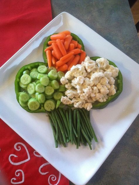 St. Patrick's day veggie tray by my crafty mom! Irish Potato Bites, Irish Appetizers, St Patrick's Day Appetizers, St Patricks Food, St Patrick Day Snacks, Fete Saint Patrick, St Patricks Day Food, Saint Patties, St. Patricks Day