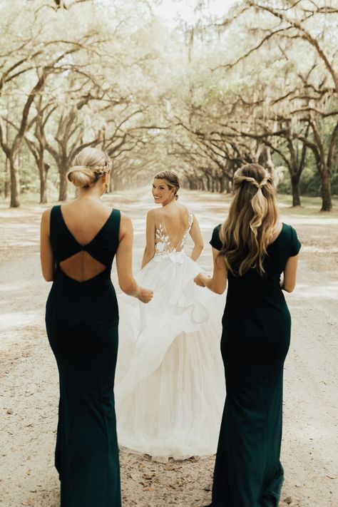 Bride And 2 Bridesmaids Photo Ideas, Twin Wedding Photos, Bride And Sisters Wedding Photos, Wedding Photos 2 Bridesmaids, Two Bridesmaids Only Pictures, Bride With 2 Bridesmaids, Bridal Party Of 3 Photos, Wedding Photos 3 Bridesmaids, Family Photo Poses Wedding