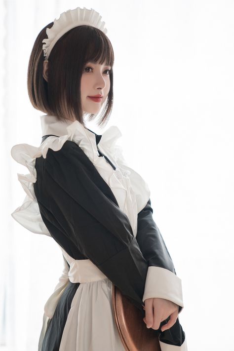 Maid Holding Tray Reference, Maid Headband, Fuji Mountain, Maid Uniform, Maid Cosplay, 사진 촬영 포즈, Black Costume, Female Pose Reference, Maid Outfit