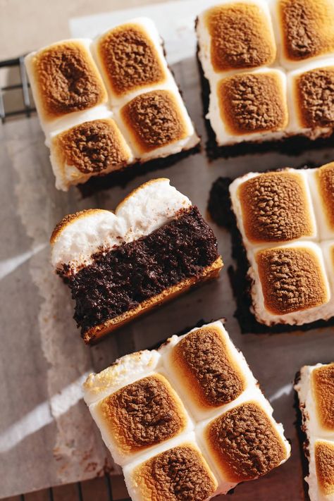 These gooey and fudgy s'mores brownies are made with a graham cracker base, rich brownie layer, and toasted marshmallows on top. It's the iconic campfire treat in brownie form! #brownies #smores #baking | teakandthyme.com Brownie Smores, Brownies Smores, Brown Butter Brownies, Smores Brownies, Butter Brownies, Thyme Recipes, Espresso Powder, No Bake Brownies, Sweet Lover