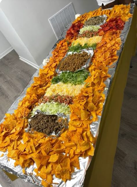 Nacho Table, سلطة البنجر, Girls Night In Food, Graduation Party Food Ideas, Taco Bar Party, Game Night Food, Party Food Bars, Graduation Party Food, Nacho Bar