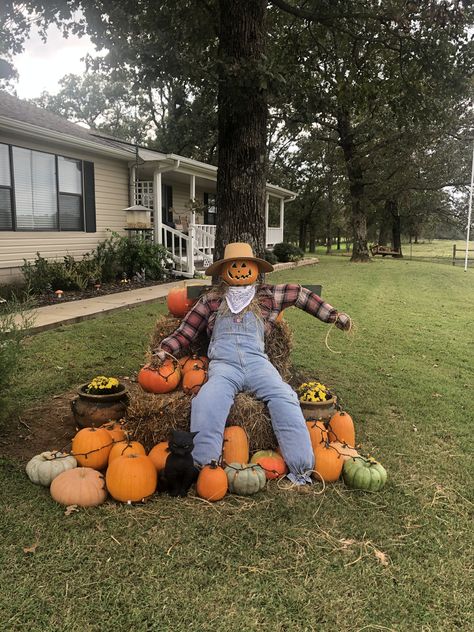 Pumpkin Head Scarecrow Diy, Diy Halloween Scarecrow Decoration, Scarecrow Yard Decorations, Scarecrow Porch Decor, Recycled Scarecrow Ideas, Diy Sitting Scarecrow, Scarecrow Halloween Decoration, Football Scarecrow, How To Make A Scarecrow