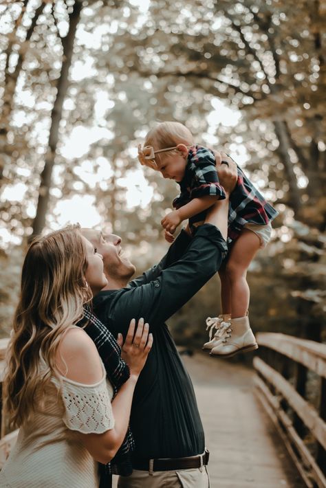 Bridge Photoshoot Photo Ideas Family, Bridge Pictures Ideas Family, Bench Photography Poses Family, Bridge Family Photos, Single Mom Photography, Pictures Of Bridges, Mom Photography, Moms Photography, Poses Family