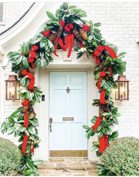 Front Door Decor Ideas, Christmas Front Door Decor, Luxe Christmas, Door Decor Ideas, Christmas Entry, Christmas Front Door, Southern Christmas, Front Door Christmas Decorations, Classic Christmas Decorations