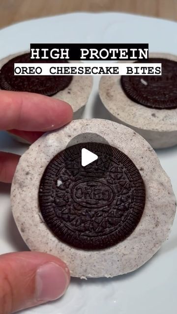 Macro-friendly Recipes on Instagram: "High Protein Oreo Cheesecake Bites💪By @stealth_health_life 

Per Oreo Cheesecake:
130 Cals
12g Protein
10g Carbs
5g Fat

No baking required - just freeze overnight or 2-3 hours. To eat, defrost 30-40 mins or microwave 30-60 seconds

Ingredients:
600g 2% Cottage Cheese (or Greek yogurt)
150g 1/3 fat cream cheese
60g whey-casein vanilla protein powder
1.5 tsp vanilla extract
120g 1% milk

12 Crushed Oreo thins (mix)
6 Oreo thins (topping)

Follow @stealth_health_life for more recipes like this💪🔥 

#foodie #recipe #healthyrecipe #easyrecipe #iifym #flexibledieting #highprotein #highproteinrecipes #proteinrecipes #lowcalorierecipes #instafood #countingcalories #trackingmacros #ww #fitness #fitfood #stealthhealth" High Protein Oreo Cheesecake, Protein Oreo, Stealth Health, Oreo Cheesecake Bites, Crushed Oreo, Oreo Thins, Macro Friendly Recipes, Crushed Oreos, Flexible Dieting