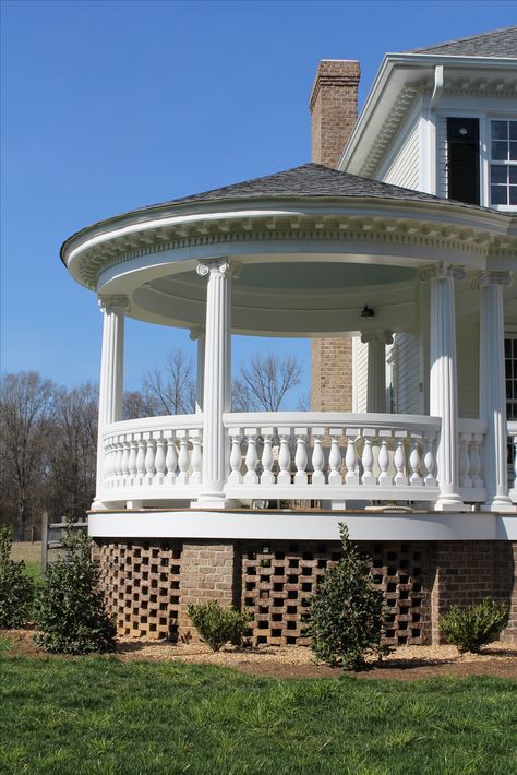 Round porch with fluted porch columns. Cottage Compound, Balcony Design Exterior, Wooden Gazebo Plans, Round Porch, Internal Decoration, Concrete Creations, Door Projects, Gazebo Plans, Architectural Columns