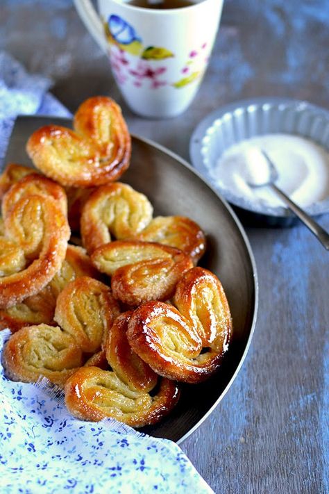 Homemade Palmiers, Puff Pastry Hearts, Pastry Hearts, Strawberry Puff Pastry, Palmiers Recipe, Palmier Cookies, Heart Desserts, Puff Pastries, Cookie Bakery