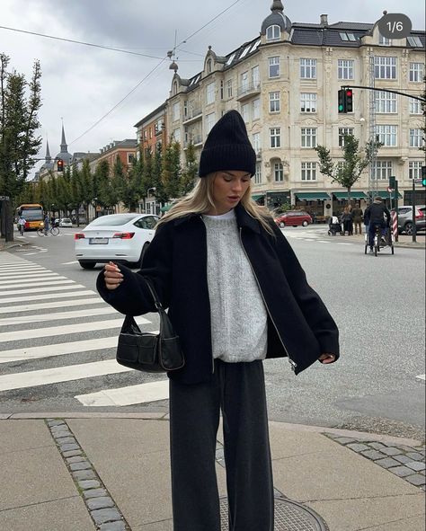 White Beanie Outfit, Beanie Outfit Aesthetic, Beanie Outfit Winter, Black Beanie Outfit, Work Attire Summer, Winter Outfit 2023, Winter Outfit Aesthetic, Aesthetic Winter Outfit, Uniqlo Outfit