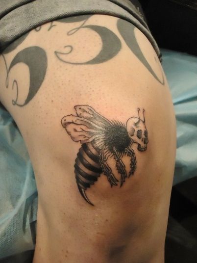 Skull Skeleton Tattoo, Bee Skeleton, Skeleton Tattoo, Skeleton Tattoos, Creepy Tattoos, Infinity Tattoos, Pentacles, Bee Tattoo, Sleeves Ideas