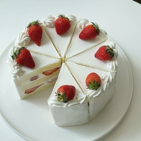 Strawberry Cream Cakes, Delicious Dips Recipes, Pretty Dessert, Cute Baking, Yummy Comfort Food, Pretty Birthday Cakes, Just Cakes, Birthday Food, Cute Desserts