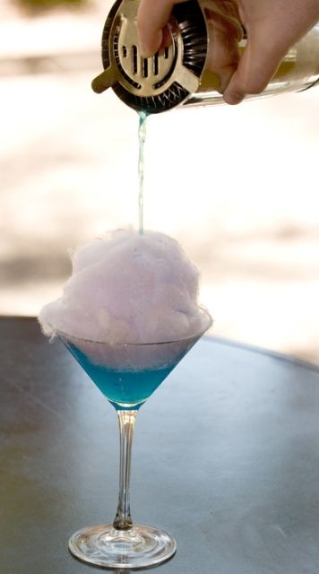 Cotton candy martini - pretty for a signature cocktail. Cotton Candy Vodka, Cotton Candy Martini, Vesper Martini, Blue Drink, Cocktail Fruit, Candy Cocktails, Apple Martini, Martini Bar, Malibu Rum