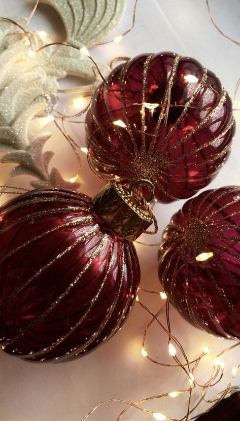 Burgandy Christmas Tree Ideas, Plum Christmas Tree, Plum Christmas, Christmas Core, Secular Christmas, Make Christmas Tree, Burgundy Christmas, House Shopping, Red Christmas Decor