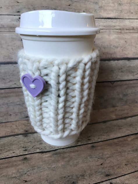 Knit a basic cup sleeve with super-bulky yarn for a quick and easy project.  Free knitting pattern for chunky cup sleeve. Knitted Cup Holder, Knit Coffee Sleeve, Knit Coffee Cozy Pattern, Cup Cozy Knitting Pattern, Cup Sleeve Pattern, Coffee Sleeve Pattern, Knit Cup Cozy, Knit Coffee Cozy, Crochet Sock Monkeys