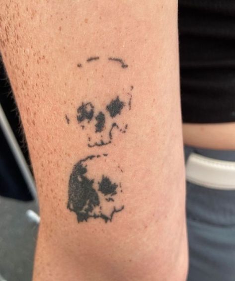 Two Headed Dog Tattoo, Bob Wire Tattoos Around Arm, Stretched Tattoo, Edgy Stick And Poke Tattoo, Tattoo Designs Minimal, Simple Dainty Tattoos, 60s Tattoo, Punch Tattoo, Archive Tattoo