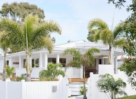 Byron Bay Beach, Modern Coastal Home, Beach Artist, Outdoor Pool Area, Beach House Exterior, Beachy Decor, Beach Shack, Beach Bungalows, Modern Coastal