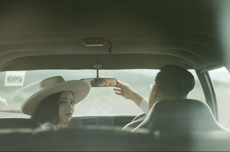 Prewedding Car, Ide Prewedding, Seoul Photography, Prewedding Ideas, Prewedding Photo, Indoor Photography, Wedding Decor Inspiration, Trik Fotografi, Pre Wedding Photos