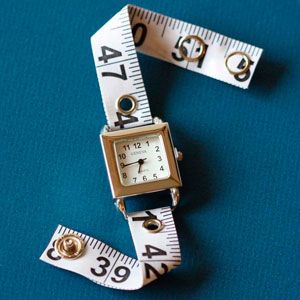 Diy En Cuir, Vintage Diy, Measuring Tape, Diy Schmuck, Leather Diy, Bijoux Diy, Schmuck Design, Homemade Gifts, Watch Strap