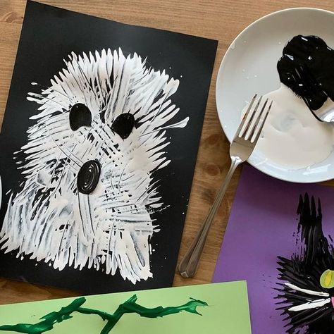 Charlotte on Instagram: "👻 Spooky Paint 🐈‍⬛ Easy fork painting for the win this week! When you’re low on time but still want to create, this is a really satisfying craft. You literally just need paint and a fork, and some card. Josh created some spooky paintings because we are absolutely embracing Halloween already! 👻🐈‍⬛👻🐈‍⬛👻🐈‍⬛👻🐈‍⬛👻🐈‍⬛👻🐈‍⬛👻🐈‍⬛👻🐈‍⬛ . #invitationtoplay #invitationtocreate #invitationtolearn #forkpainting #easycraftsforkids #simplecraftsforkids #messyplayanyway # Halloween Fork Paint, Halloween Art Drawing, Spooky Paintings, Fork Painting, Haunted House Drawing, Black Cat Drawing, Paint Easy, Drawing Activities, Vampire Art