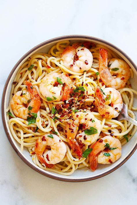 Spaghetti Aglio e Olio (The BEST Recipe with Shrimp!) - Rasa Malaysia Aglio Olio Photography, Maldives Food, Pasta Entrees, Aglio E Olio Recipe, Pasta With Shrimp, Spaghetti Aglio E Olio, Filet Mignon Recipes, Spaghetti Aglio, Best Spaghetti