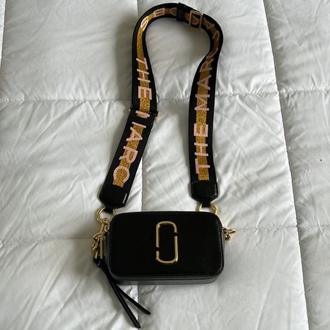 Marc Jacobs Snapshot Crossbody Camera Bag black Marc Jacobs Crossbody Bag Outfit, Camera Bag Marc Jacobs, Marc Jacobs Bag Black, White Bag Outfit, Snapshot Marc Jacobs, Crossbody Bag Outfit, Marc Jacobs Snapshot Bag, Bags Inspiration, Crossbody Camera Bag