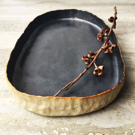 Ceramics Easy Ideas, Nature Pottery, Rustic Plate, Black Ceramics, Ceramic Cutlery, Handmade Ceramics Plates, Clay Works, Ceramics Inspiration, Rustic Plates