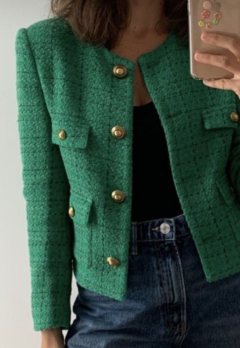 Green Tweed Jacket Outfit, Chanel Jacket Outfit, Green Tweed Jacket, Green Jacket Outfit, Tweed Jacket Outfit, Outfits Blazer, Blazer Outfit Ideas, Chanel Style Jacket, Outfit Blazer