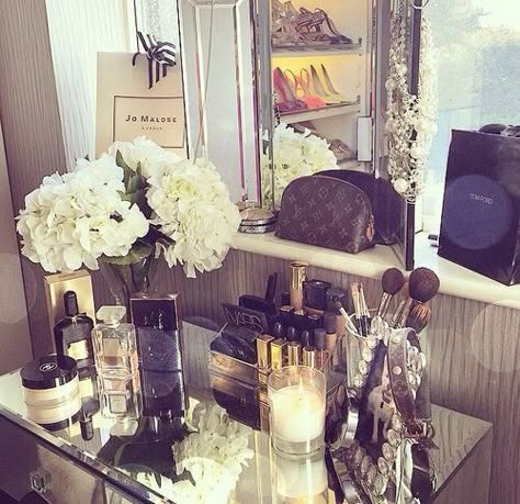 Rangement Makeup, Vanity Area, Vanity Room, Glam Room, Makeup Rooms, Room Goals, Vanity Decor, Makeup Table, Salon Design