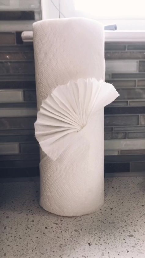 Paper Towel Origami, Decorative Bath Towels Display, Diy Paper Napkin Folding, Bath Towels Display, Towel Folds, Towel Folding Ideas, Paper Towel Roll Art, Toilet Paper Origami, Towel Origami