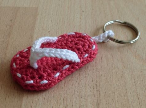 Crochet Flip Flop Pattern, Crochet Flip Flop, Flip Flop Keychain, Crochet Keyring Free Pattern, Scrubby Yarn Crochet, Cotton Crochet Patterns, Knitting Patterns Free Dog, Crochet Flip Flops, Crochet Organizer