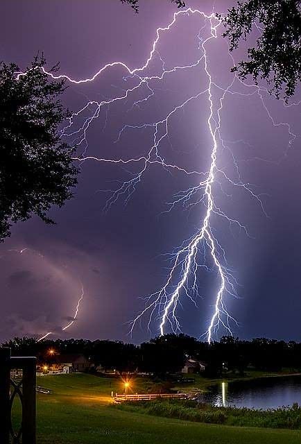 Paisaje ×-× Lightning Images, Pictures Of Lightning, Lightning Photos, Katt Grejer, Lightning Photography, Storm Photography, Wild Weather, Ride The Lightning, Thunder And Lightning