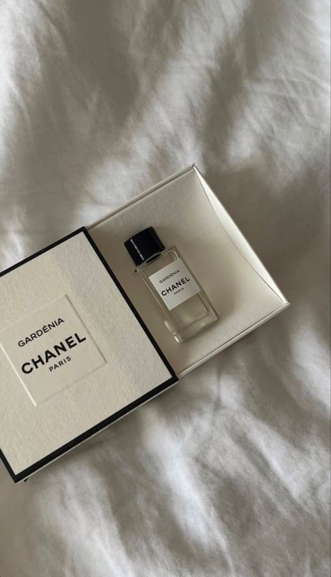 Chanel Perfume Aesthetic, Chanel Gardenia, Perfumes Aesthetic, Chanel Perfumes, Brand Aesthetics, Chanel Aesthetic, Eksterior Modern, Paris Perfume, Parfum Chanel