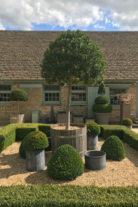 Farm Courtyard Ideas, Cotswold Garden Ideas, Farmyard Courtyard, Cotswolds Garden, Farm Courtyard, Daylesford Farm, Fancy Lunch, Cotswold Garden, Cottage Core Garden