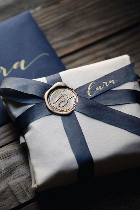 Silver Wedding Invitations, Packing Ideas, Gift Wrapping Inspiration, Trendy Wedding Invitations, Creative Gift Wrapping, Artist Gifts, Beautiful Gift Wrapping, Pretty Packaging, Wax Stamp