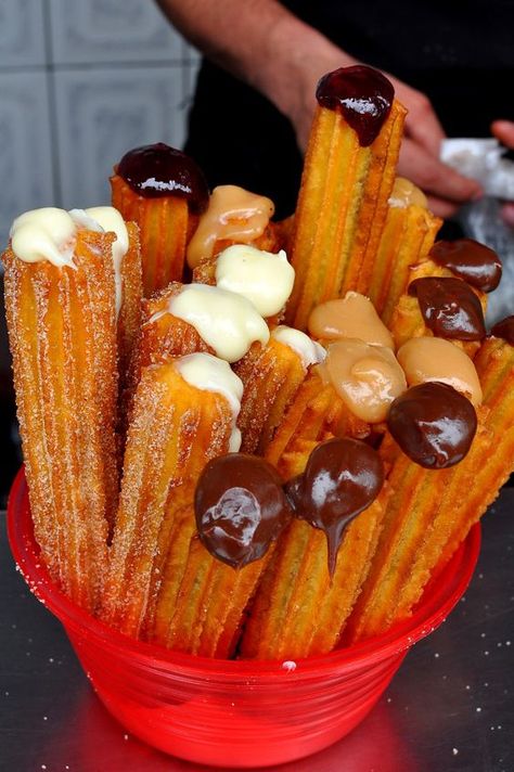 Los churros tradicionales, espolvoreados con azúcar y canela, son deliciosos; ahora imagínate si les agregan helado y mermeladas. Te recomendamos tres postres con churros que debes probar Donat Glaze, Baked Chicken Nuggets, Healthy Baked Chicken, Peruvian Recipes, Good Eat, Food Cravings, I Love Food, Baked Chicken, Street Food