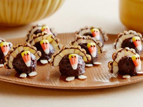 Truffle Turkeys Recipe from Food Network - how cute! Homemade chocolate truffles for the body, sliced almonds for the tail and feet, candy corn for the head. Adorable and fun to make! Turkey Dessert, Chocolate Turkeys, Thanksgiving Dessert Recipes, Fun Thanksgiving Desserts, Thanksgiving Cakes, Thanksgiving Food Desserts, Thanksgiving Treats, Salty Cake, Thanksgiving Diy