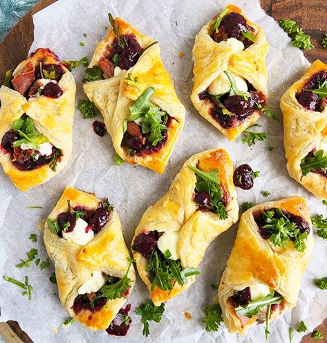 Prosciutto Blackberry & Goat Cheese Puff Pastry Appetizers - Beautiful Eats & Things Goat Cheese Puff Pastry, Blackberry Goat Cheese, Prosciutto Goat Cheese, Prosciutto Appetizer, Brie Puff Pastry, Goat Cheese Appetizer, Impressive Appetizers, Puff Pastry Appetizers, Pastry Appetizer