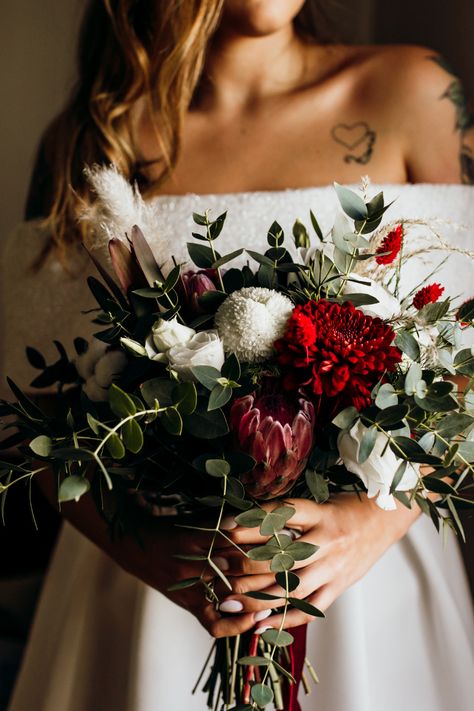 burgundy bridal florals // burgundy bridal floral inspiration // boho bridal burgundy bouquets // wedding flowers // wedding florals // bridal flowers // red bouquet // red bouquet wedding // bridal bouquet red // ramo de noiva // ramo de casamento // flores de casamento // ramo vermelho // ramo de noiva vermelho // fall bouquet // Helena Tomás Photography Tulip Bouquet Wedding, Bridal Bouquet Green, Red Tulips Bouquet, Burgundy Wedding Bouquet, Champagne Wedding Flowers, Preserved Bouquet, Bridal Bouquet Ideas, Bride Bouquets White, White Rose Bridal Bouquet