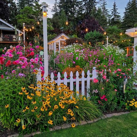 Dream Bakery, Growing Cut Flowers, Dream Farmhouse, House Landscaping, White Picket Fence, Cut Flower Garden, Picket Fence, Flower Farm, Growing Flowers