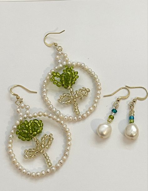 Seed Bead Earrings Diy, Earrings For Summer, Pearl Earrings Handmade, Beaded Flowers Patterns, Glam Jewelry, Handmade Dangle Earrings, Beaded Earrings Tutorials, Beaded Earrings Diy, Indie Jewelry