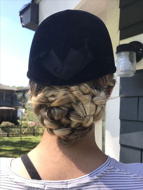 Equestrian hairstyle Equestrian Hairstyles Helmet, Horse Riding Hairstyles Helmet Hair, Horse Riding Hairstyles, Equestrian Hairstyles, Club Aesthetics, Saddle Club, Helmet Hair, Equestrian Girls, Horse Dressage