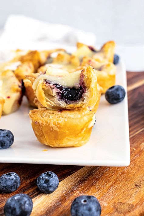 Blueberry And Brie, Blueberry Baked Brie, Brie Bites Puff Pastry, Blueberry Brie, Goat Cheese Stuffed Mushrooms, Puff Pastry Bites, Puff Pastry Recipes Dessert, Pastry Bites, Crumble Cookie Recipe