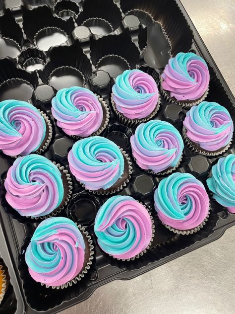 Pink And Blue Frosting Cupcakes, Pink And Purple Cupcakes Swirls, Birthday Cake For Boyfriend, Cake For Boyfriend, Swirl Cupcakes, Yellow Cupcakes, Purple Cupcakes, Blue Frosting, Blue Donuts