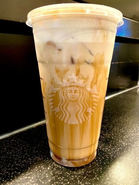 Salted Caramel White Mocha, White Mocha Cold Brew, Caramel Latte Starbucks, Salted Caramel Iced Coffee, Starbucks Caramel Drinks, Mocha Cold Brew, Mocha Frappe Recipe, Starbucks Cookies, Caramel Drinks