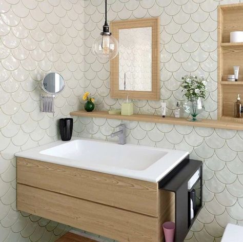 Beige & Cream - Mineral Tiles Scallop Tile Bathroom, Scallop Tile Backsplash, Fish Scale Tile Bathroom, Scallop Tile, Tile Around Bathtub, Scale Tile, Scallop Tiles, Wall Entryway, Cream Tile