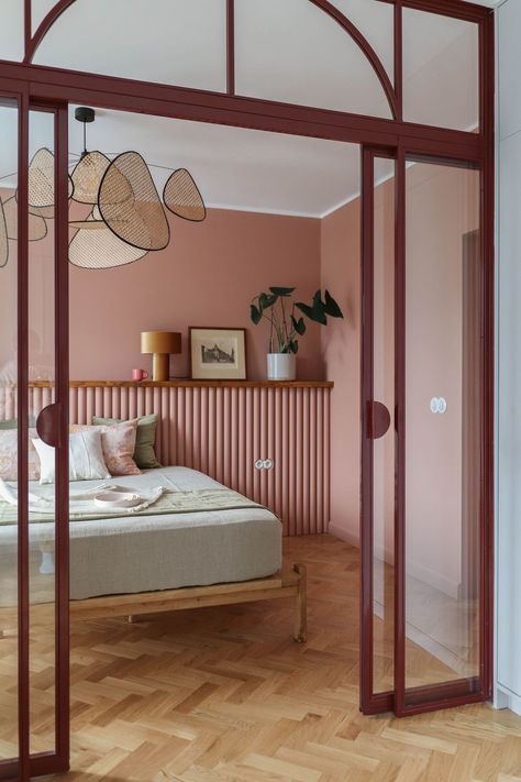 Verrière colorée : 11 façons d'adopter cette touche pop à la maison - Côté Maison Scorpio Bedroom, Burgundy Bedroom, Colorful Homes, Interior Design Per La Casa, Bedroom Bliss, Bedroom Decor Ideas, Small Room Bedroom, Apartment Inspiration, Front Room