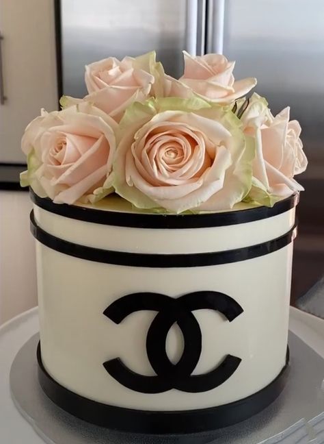 Chanel Cakes, Coco Chanel Cake, Chanel Birthday Cake, 18th Party, Chanel Cake, Chanel 5, Chanel Birthday, Torte Decorate, Chanel Party